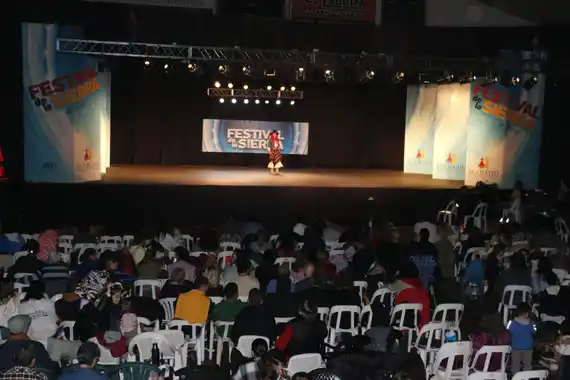 Con más de 600 bailarines por día, el Festival de la Sierra se realiza con un cálido ambiente folclórico