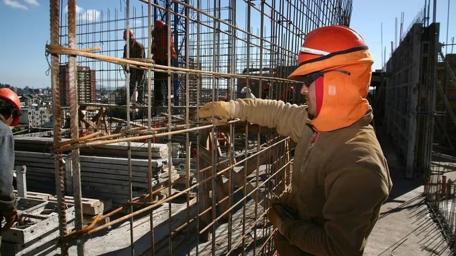 Para construir una vivienda de 100 metros cuadrados se necesitan ahorrar por completo 12 años de salarios