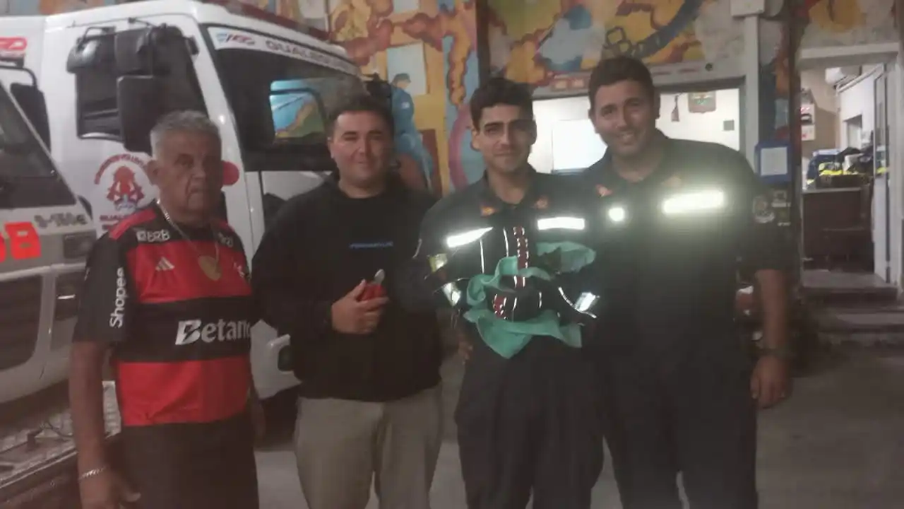 Un gesto que también salva: bomberos ayudaron a un gatito herido por un anzuelo