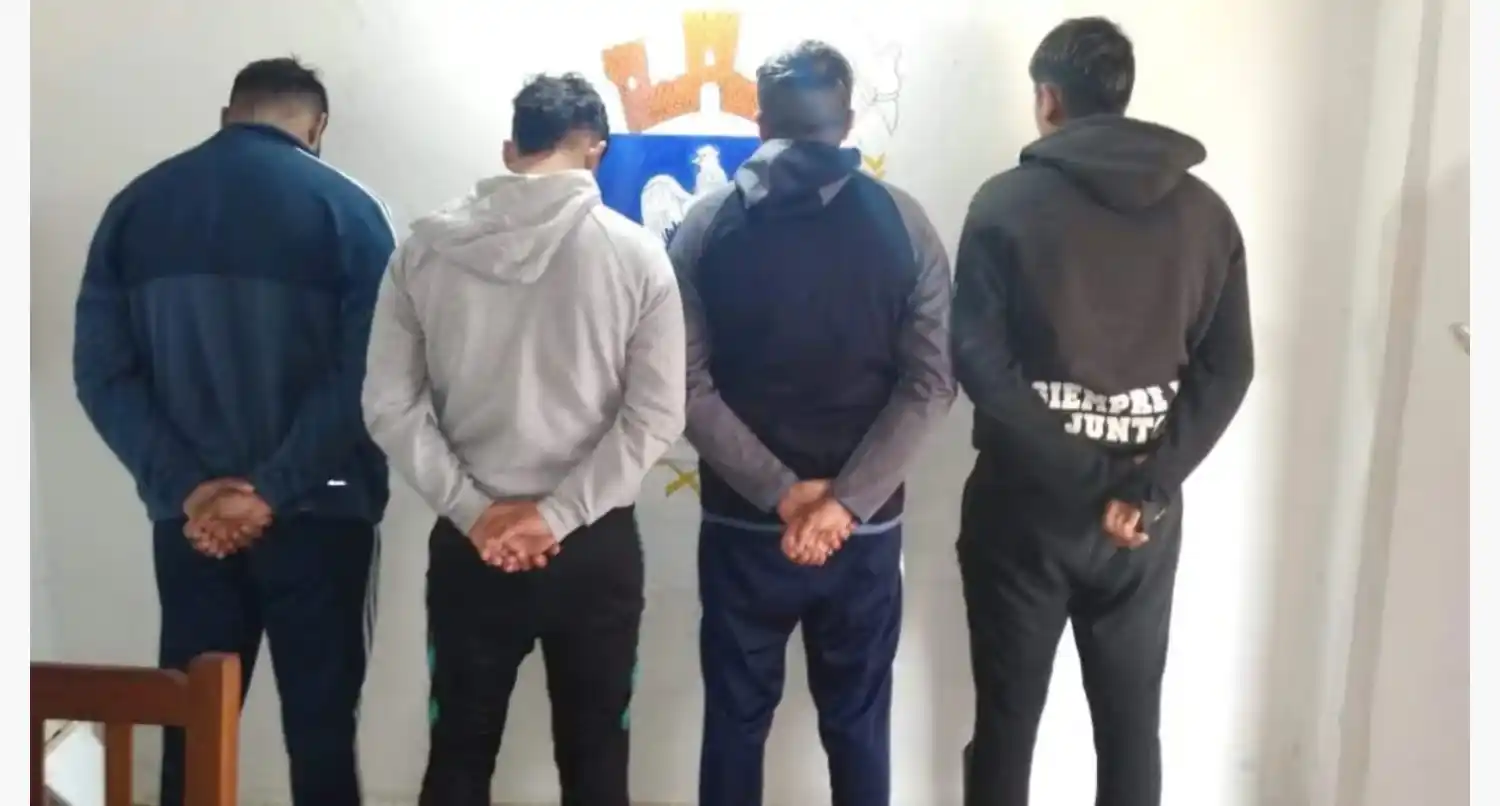 Los detenidos enfrentan cargos por abuso sexual con acceso carnal, agravado por la participación de dos o más personas.