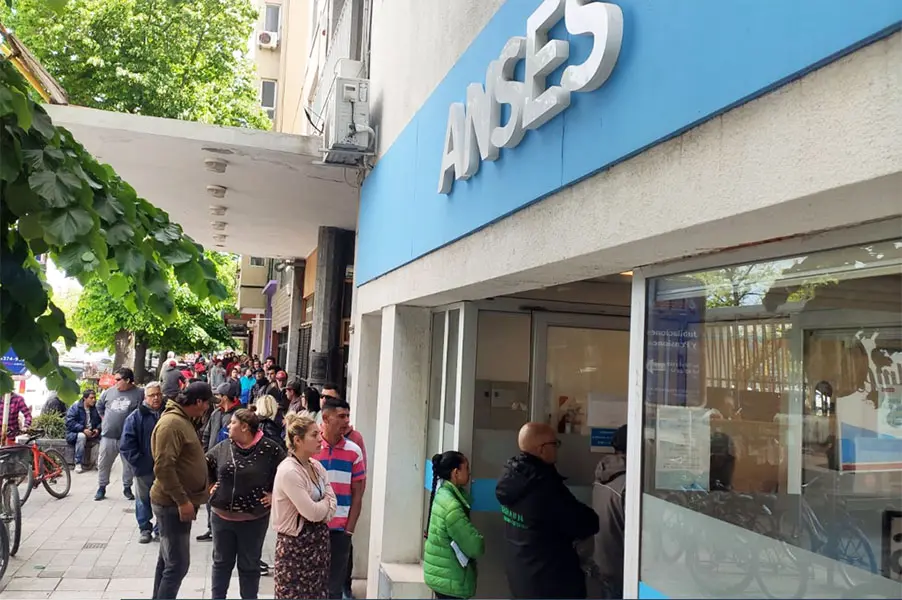 Largas colas para acceder al bono de $ 45.000