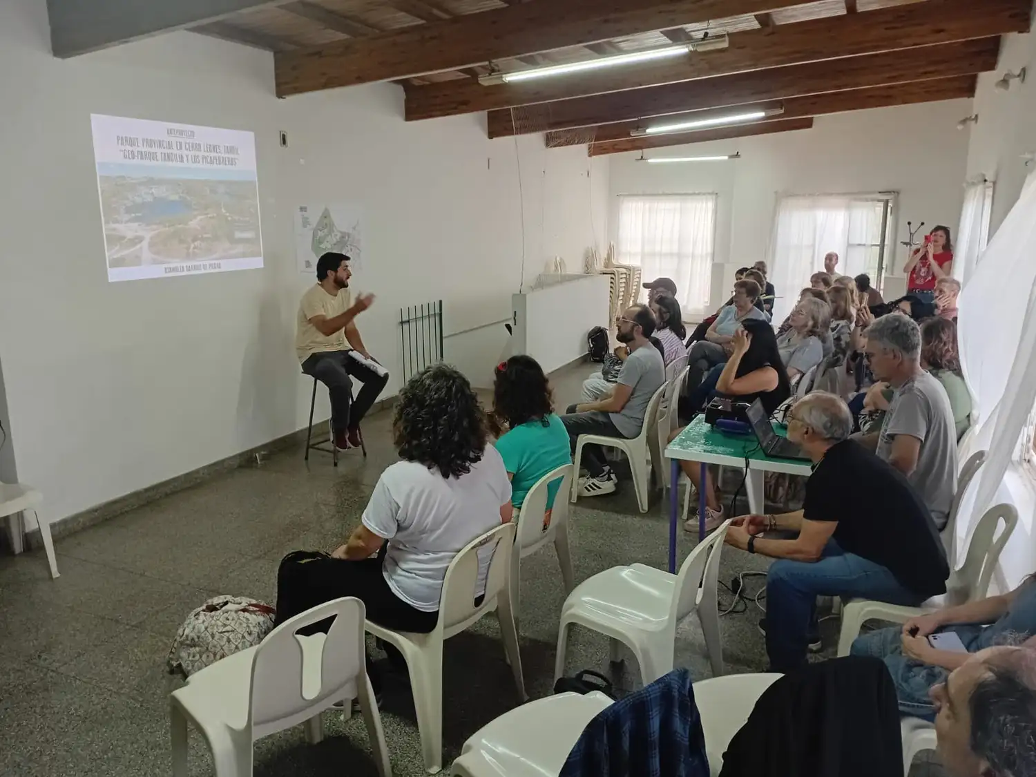La Asamblea Barrios de Piedra presentó ante vecinos los detalles del proyecto “Geoparque Tandilia y los picapedreros”.