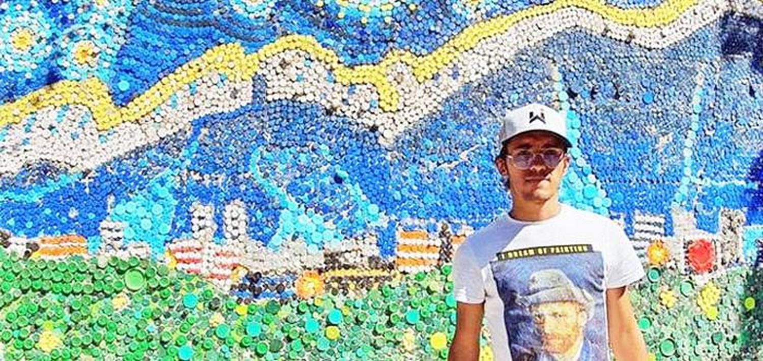 Artista venezolano crea un espectacular mural con 200 mil tapas de plástico