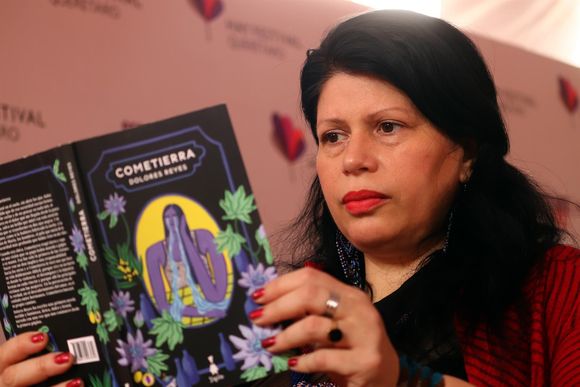 La polémica por una novela con pasajes tildados de “porno” que se lee en secundaria llegó a San Pedro