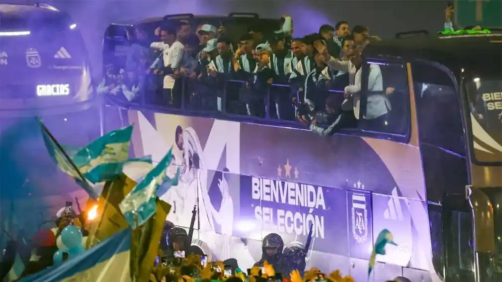 La Selección Argentina subcampeona del mundo llegó al país y fue recibida por una multitud en Ezeiza