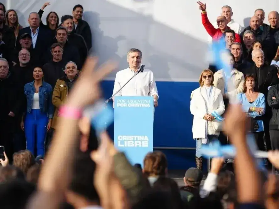 Sobre el escenario acompañaron al diputado dirigentes como Guillermo Moreno, Mayra Mendoza, Jorge Capitanich, Amado Boudou, Mariel Fernández y Federico Otermín.