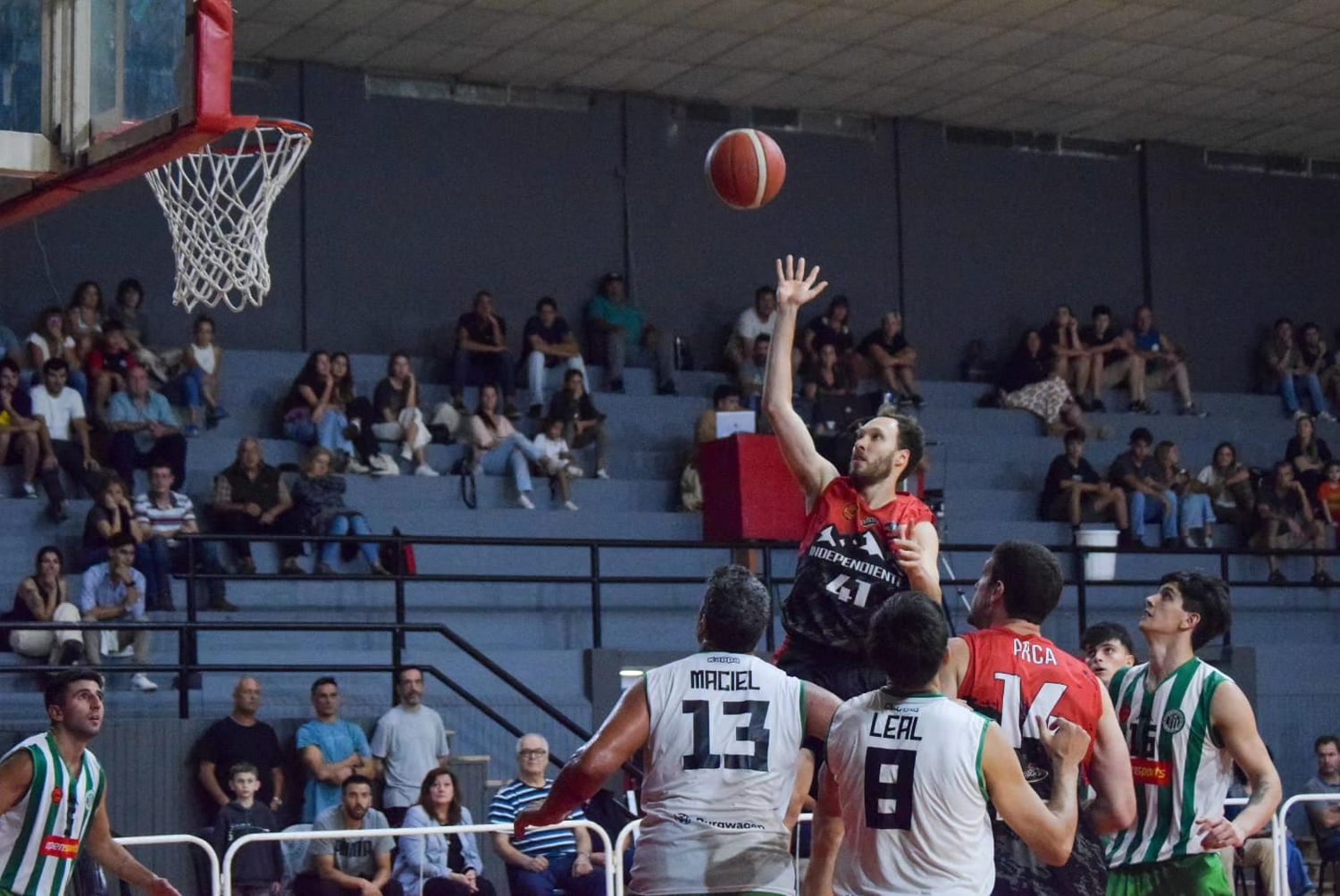 Ariel Weisbeck en acción en el duelo ante Kimberley disputado en Tandil.