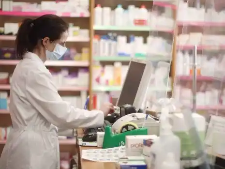 Farmacias impulsan cursos virtuales para que personas desocupadas se incorporen al sector