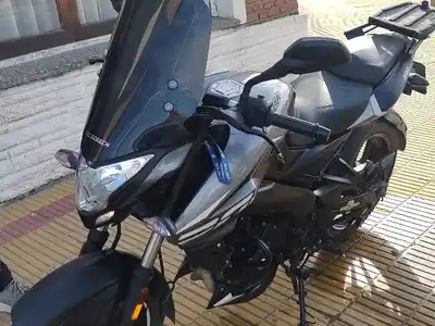 Se trata de una Rouser NS 200, modelo 2021, que la enfermera usaba  como medio de transporte.