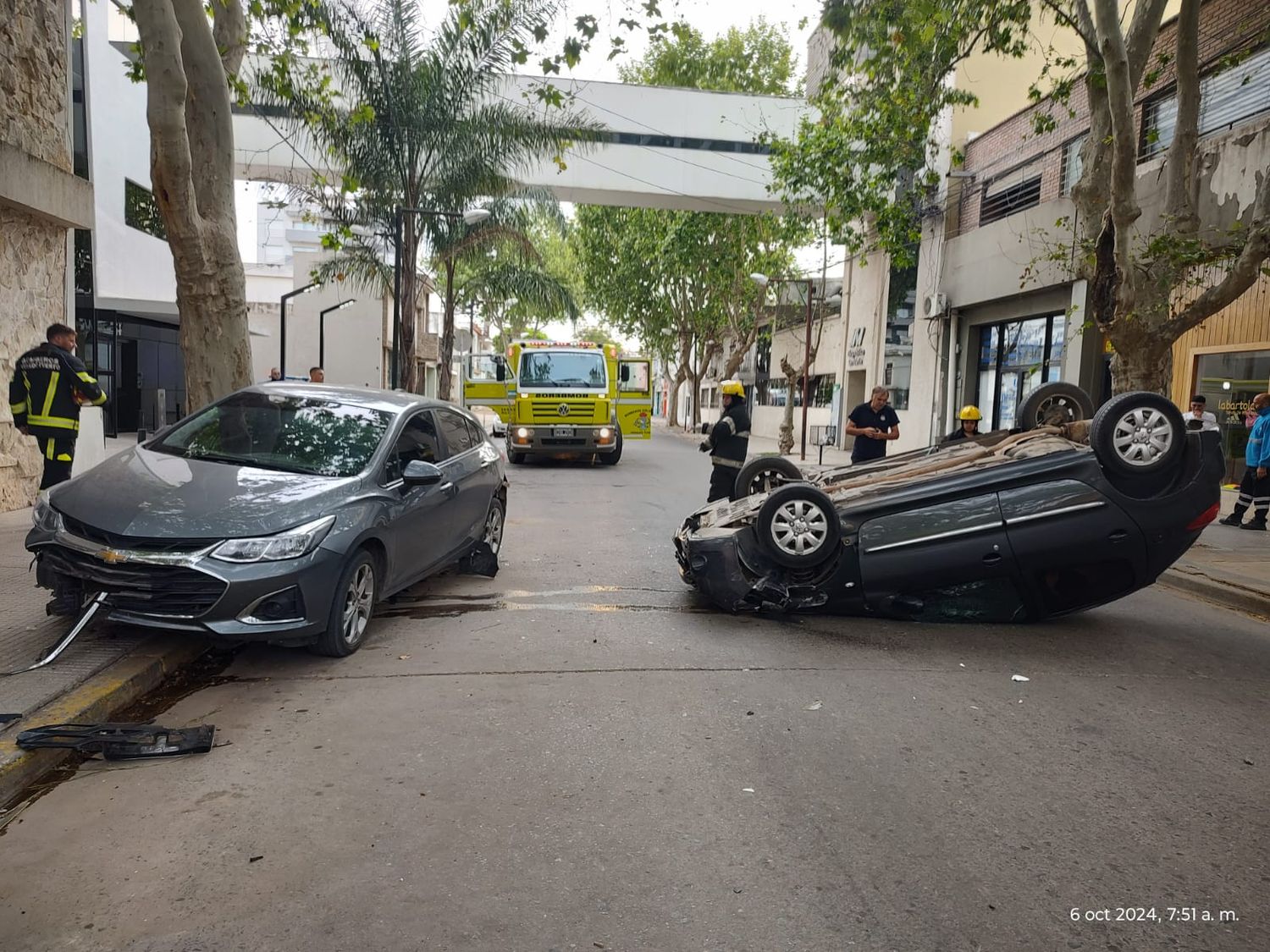 Los vehículos quedaron obstruyendo completamente la calle.