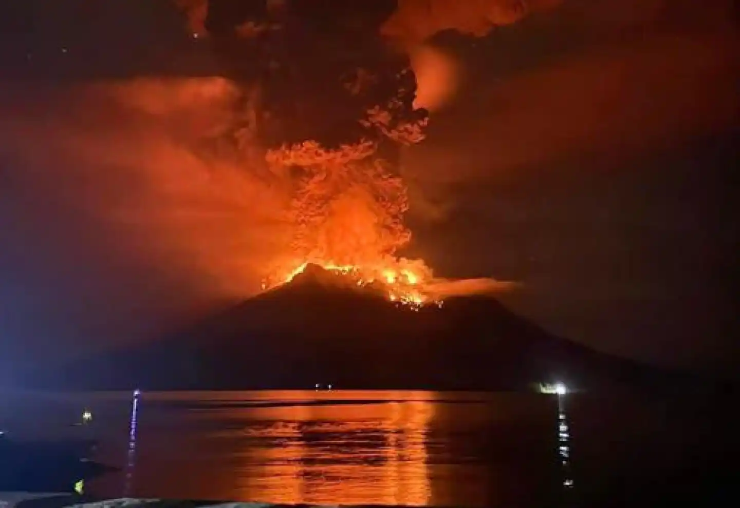 El volcán expulsó una columna de humo y ceniza de unos 2.000 metros de altura