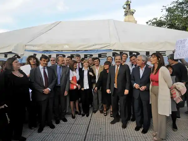 La oposición montó una carpa contra las reformas judiciales