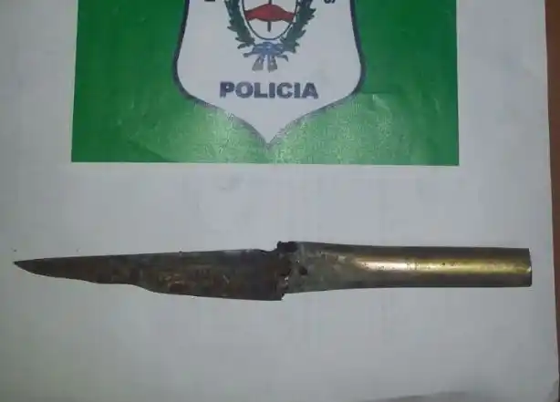 Tiene 17 años y enfrentó a policías con un arma blanca