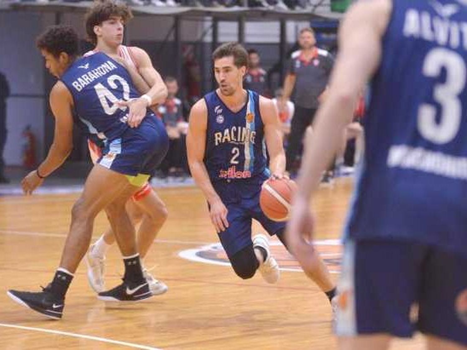 Racing se adelantó en la serie