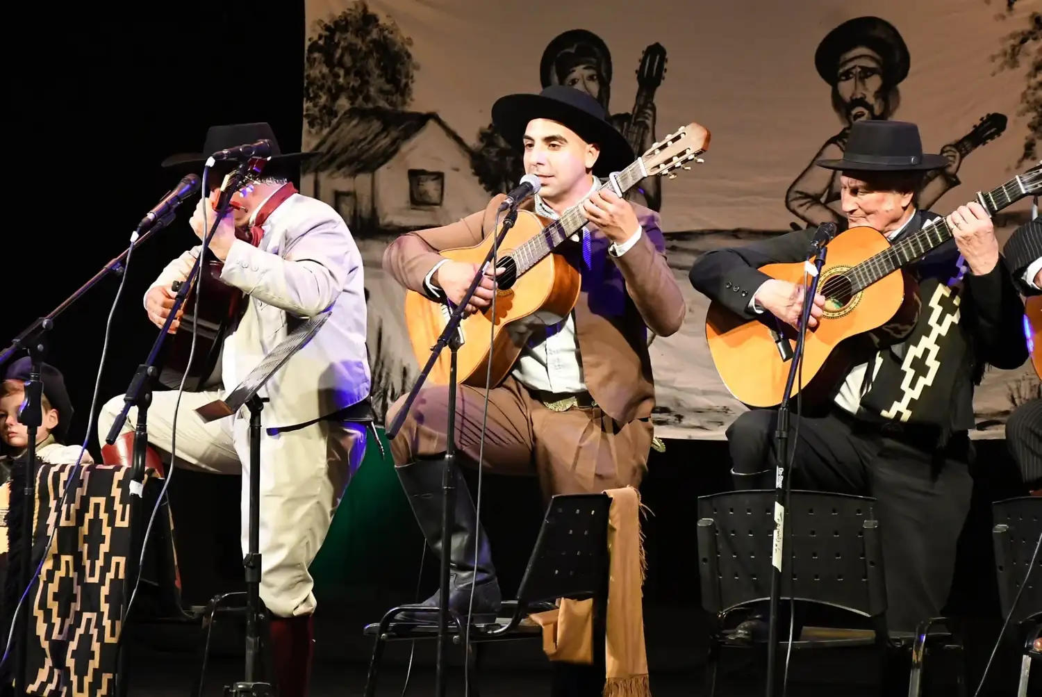 Emoción y tradición en el Brazzola: el 37° Encuentro de Payadores hizo vibrar el teatro
