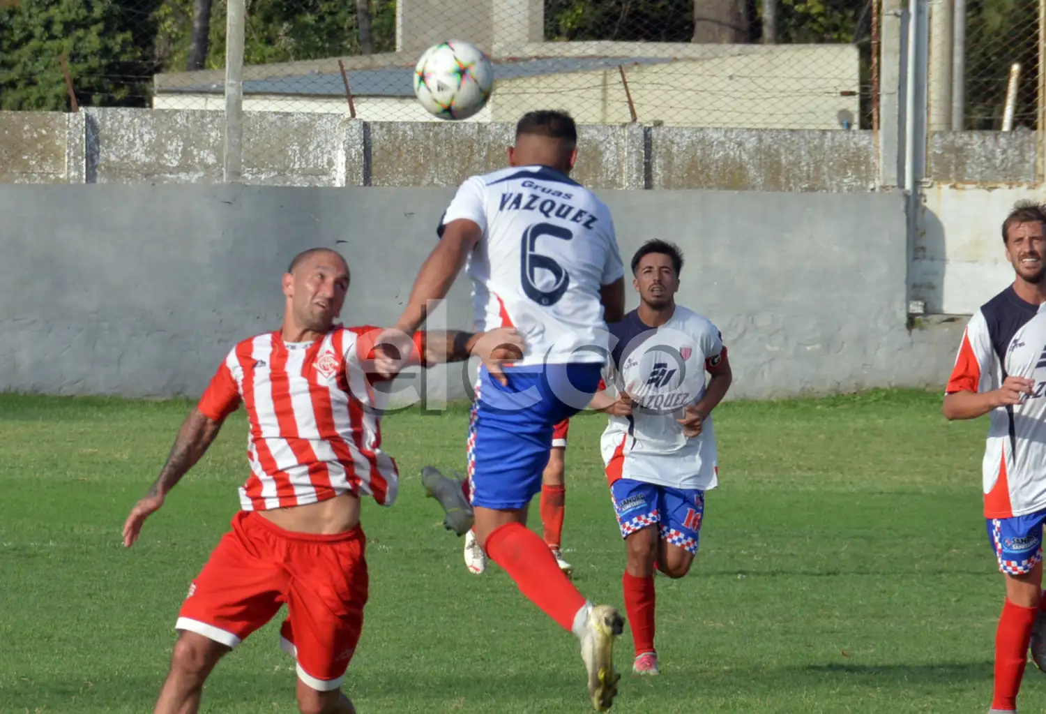 Paz se anticipa a Aguirre, con Auce y Baquero cerca. Atlético Ayacucho le ganó a Ferro.