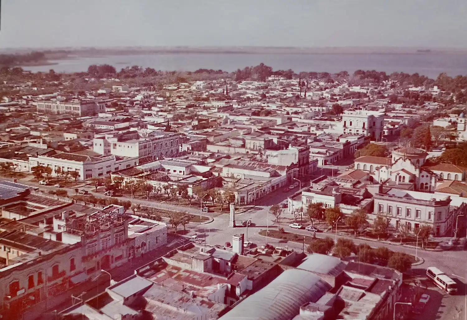 Una postal aérea de 1974 revive el casco histórico de Chascomús