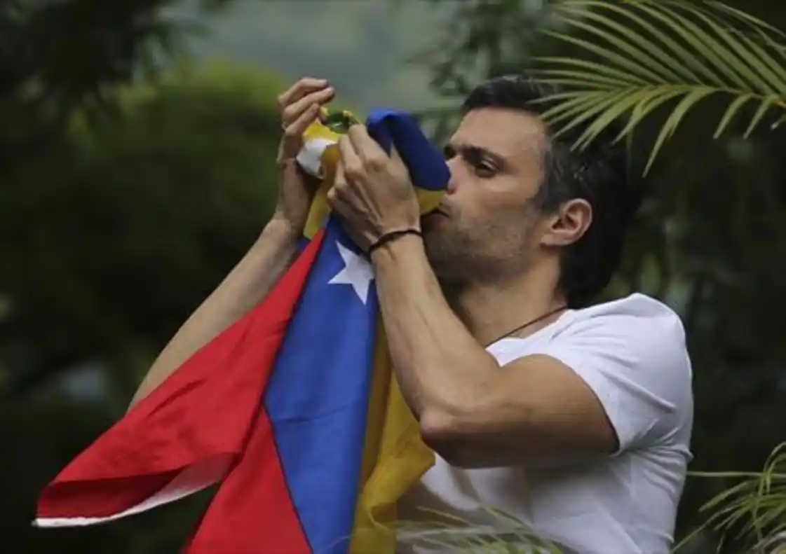 Leopoldo López, con arresto domiciliario, una medida que celebra la oposición y respeta el gobierno