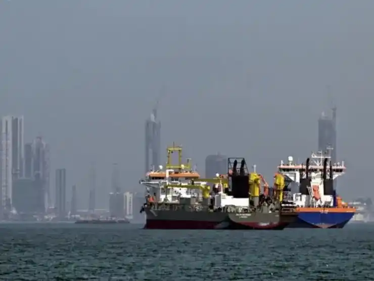 Por el Estrecho de Ormuz circulan alrededor de 20 millones de barriles de petróleo por día, lo que representa cerca del 20 % del consumo mundial de petróleo y más de una cuarta parte del comercio marítimo de crudo.