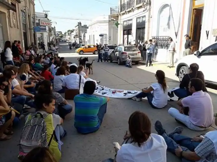 Sentada de los docentes en adhesión al paro