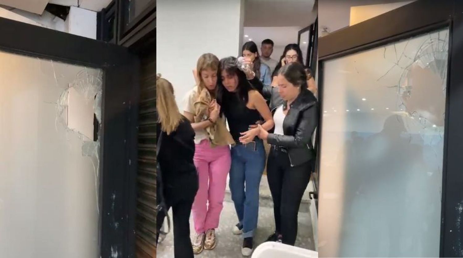 Una militante es retirada herida. En las aberturas se observan vidrios rotos.