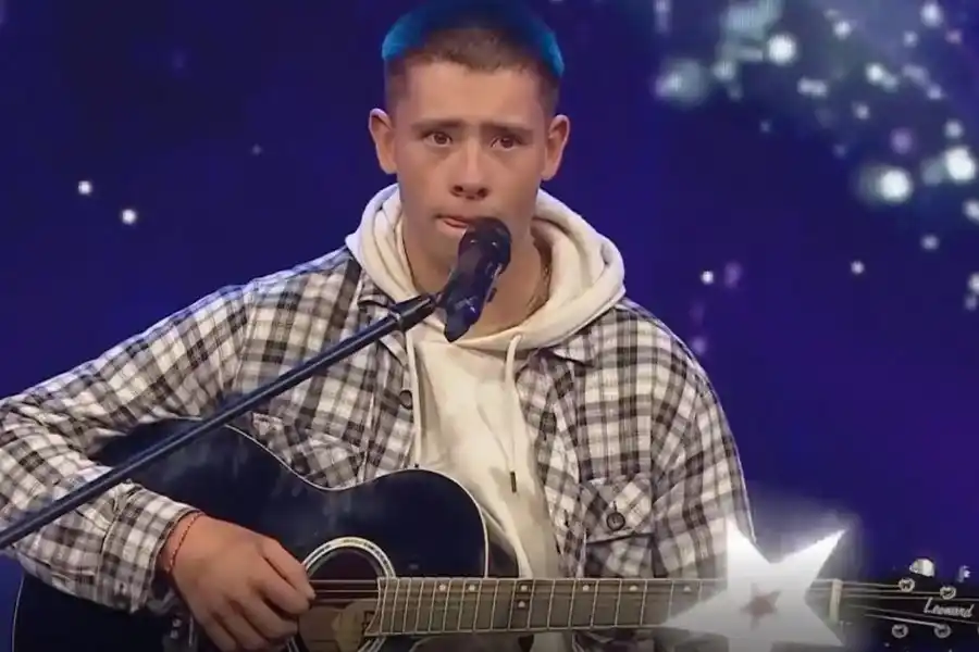 Este si es un talento: un participante sorprendió a todos con su inesperada interpretación del Himno Nacional