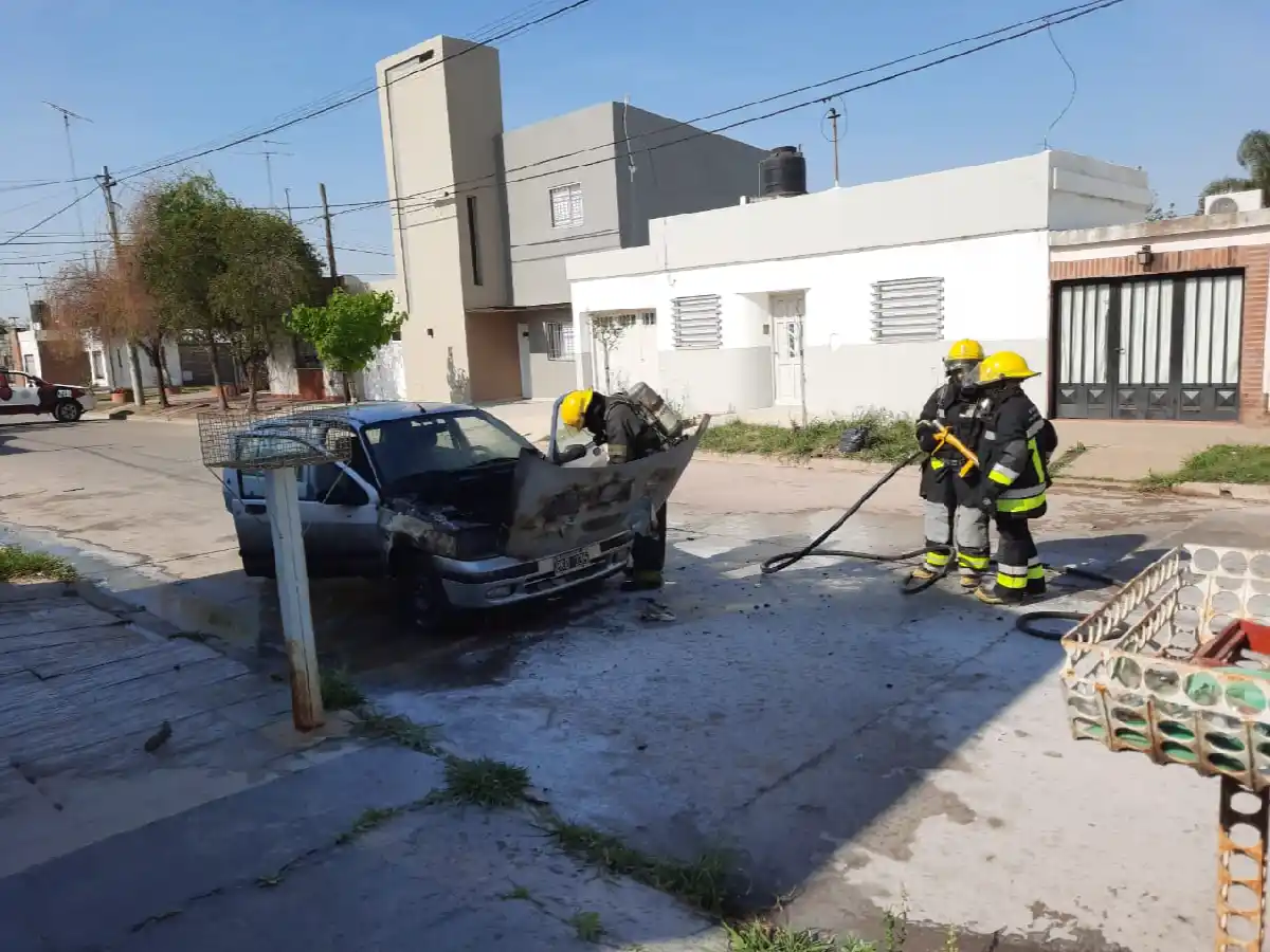 Se incendió un auto en plena calle 