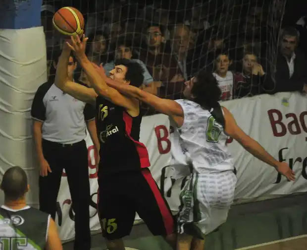 Central estiró la paternidad y pasó a semifinales de la Liga Provincial de Básquet