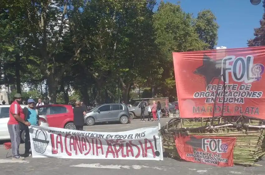 Movimientos sociales cortaron el tránsito en el centro: "Salario para vivir y no sobrevivir"