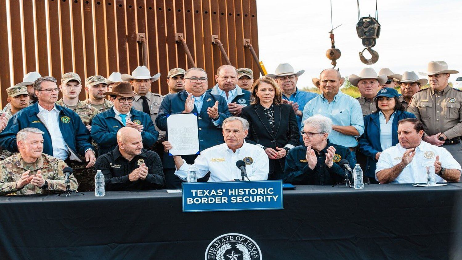 ¡TERRIBLE! EN TEXAS promulgan leyes más duras contra los migrantes ilegales