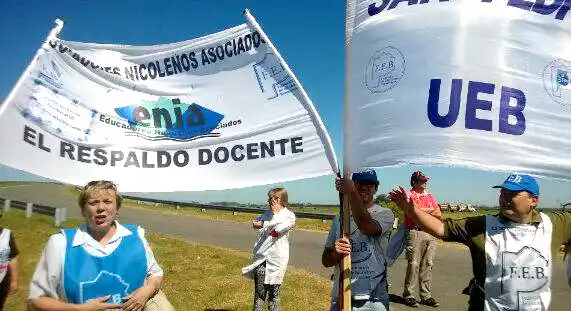 Paro Docente: Maestros protestaron contra Scioli en el ingreso a Expoagro