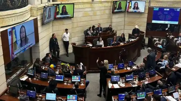 «Es momento de definiciones»: María Corina envía este mensaje a Petro en sesión del Senado de Colombia