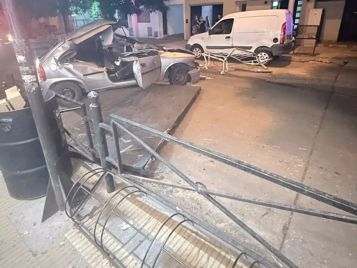 El automóvil embistió un escenario montado sobre la calzada. Foto: BVVT
