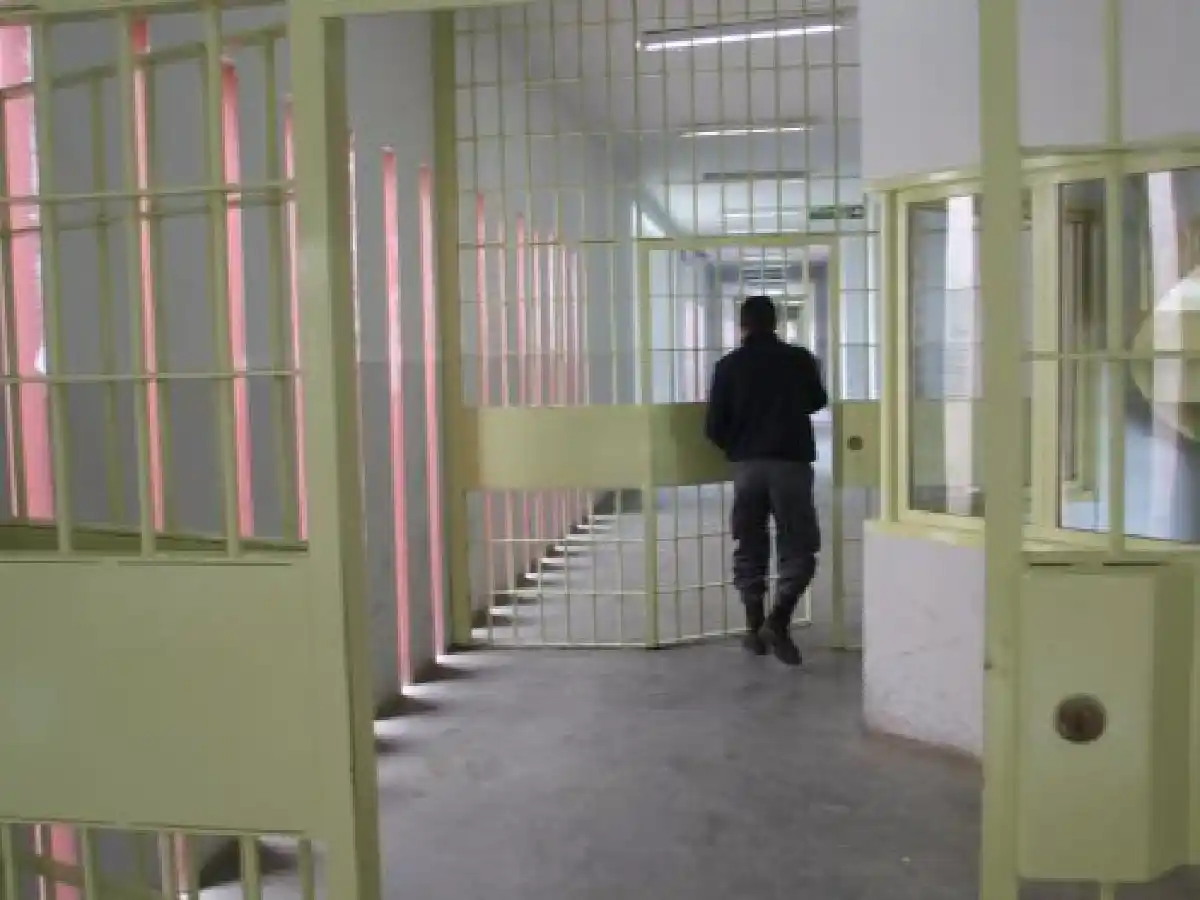 Un guardicárcel fue detenido por ingresar droga a Bouwer