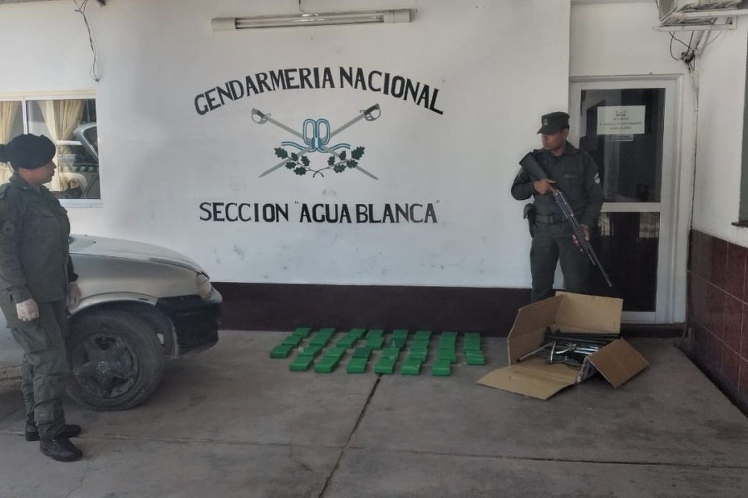 Insólito: fue detenido por gendarmes cargando 30 kilos de cocaína en la espalda