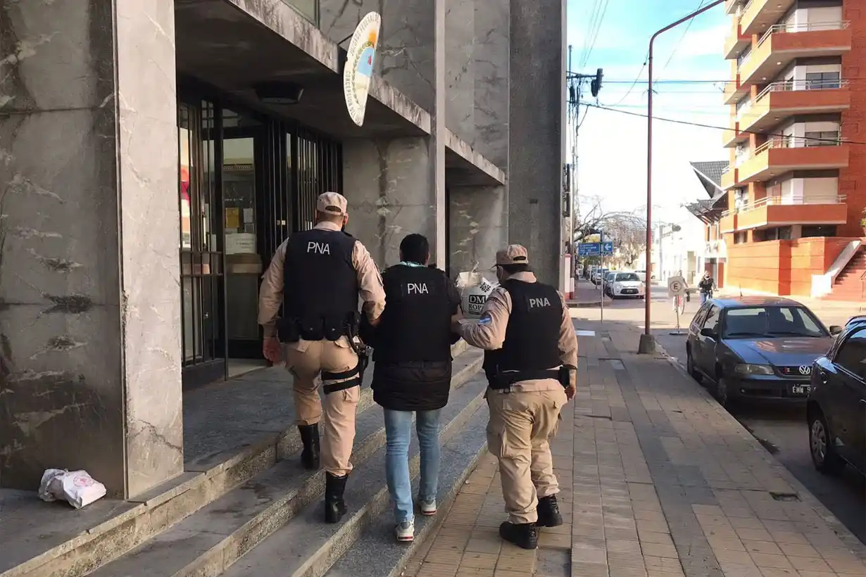 Allanamientos y un detenido por contrabando en Colón: investigan si hay fragmentos de meteoritos entre lo secuestrado