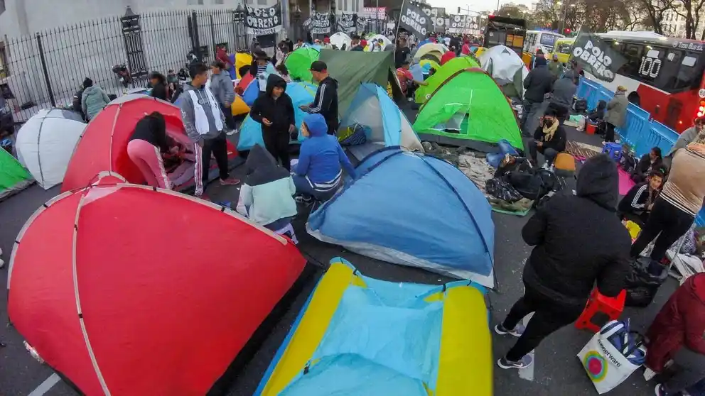 Continúa el acampe piquetero frente al Ministerio de Desarrollo Social en reclamo de más planes