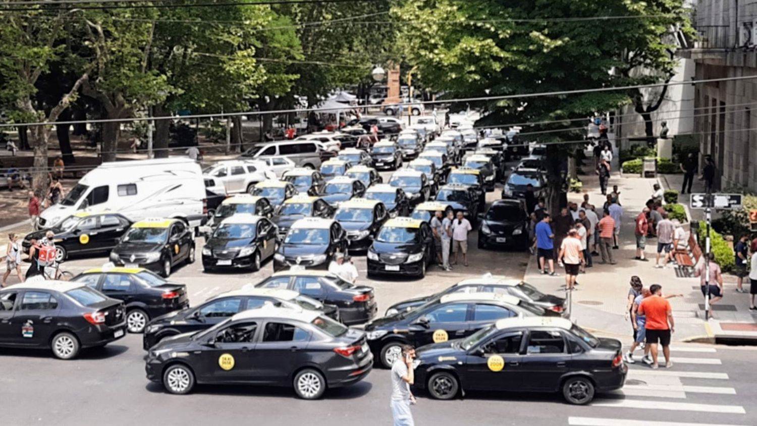 Taxistas y remiseros denunciaron al intendente de Mar del Plata por permitir plataformas digitales