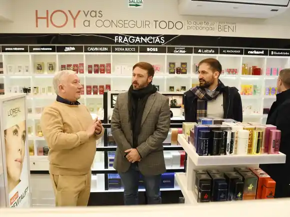 Azcué recorrió el local de una firma nacional que está próxima a abrir en Concordia