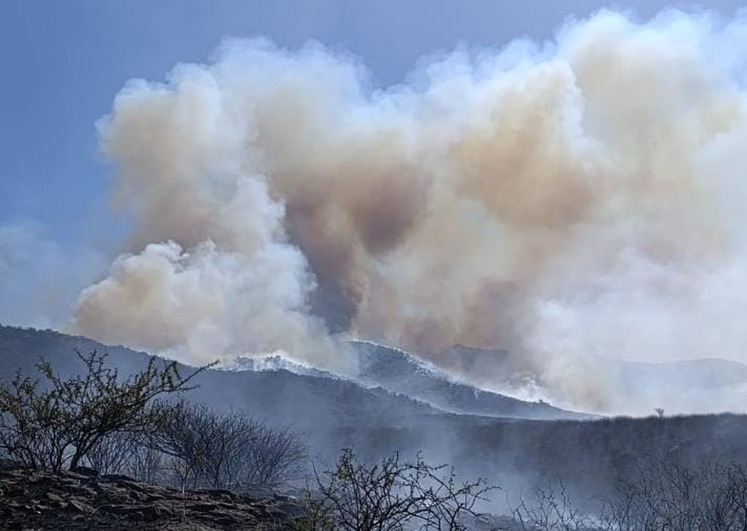 Incendio en La Calera: con focos aún activos, mañana continuará la lucha contra el fuego