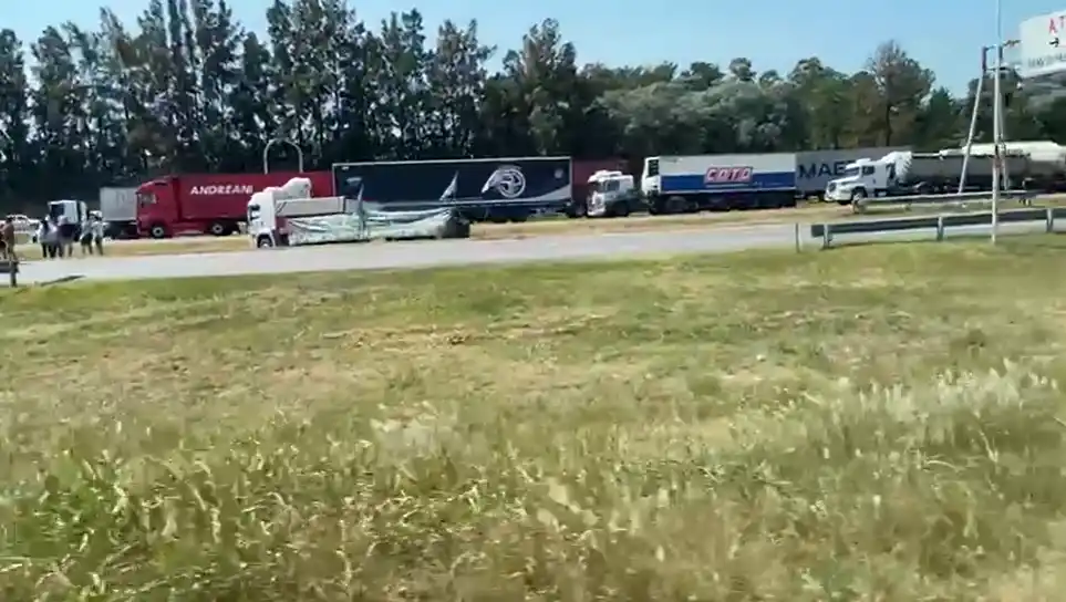 Transportistas vuelven a protestar en ruta 9 por las tarifas de los fletes: demoras por cortes intermitentes