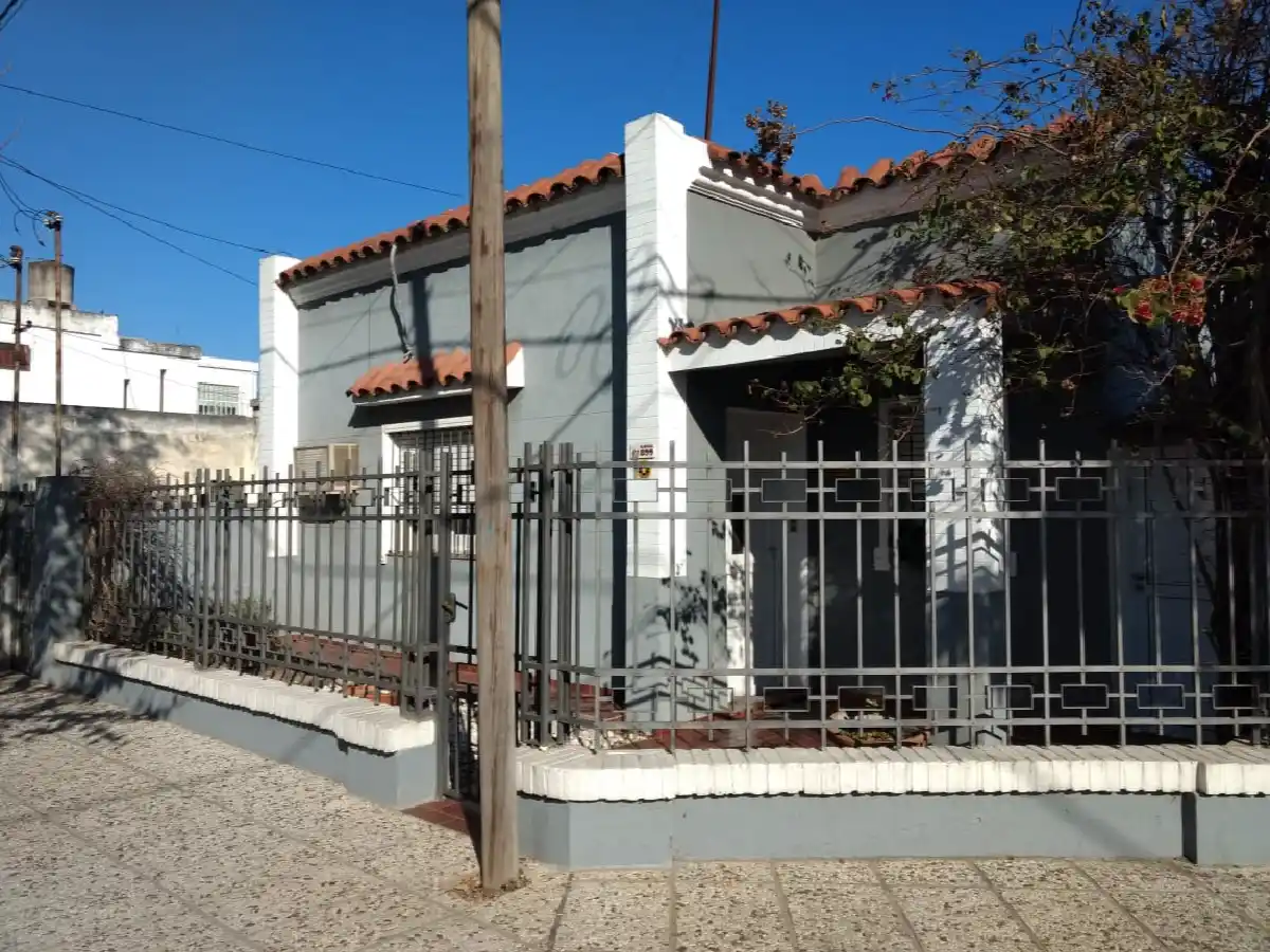 Delincuentes saltaron un tapial y robaron una casa en barrio Roca
