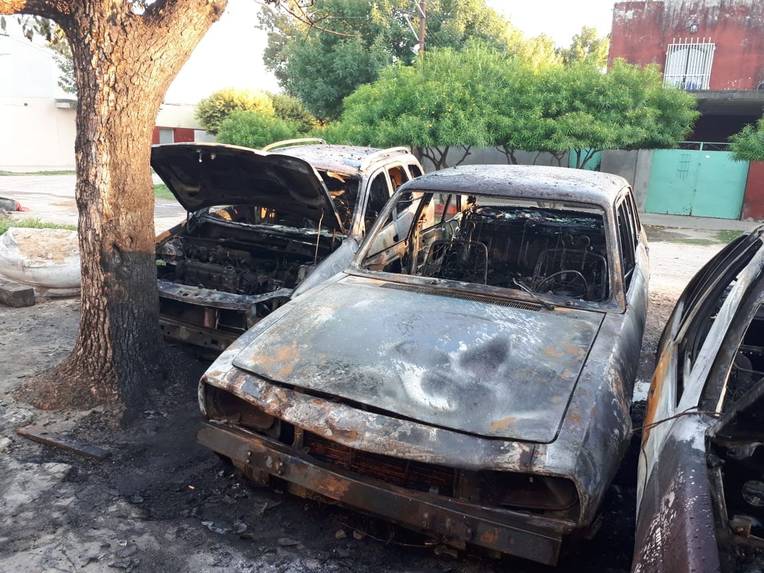 Quemacoches: cuatro autos fueron incendiados en barrio Yapeyú