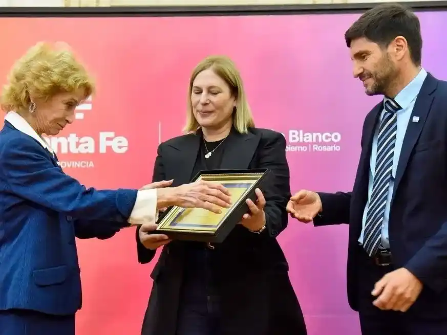 Pullaro y Scaglia le entregaron un reconocimiento a Gastaldi.