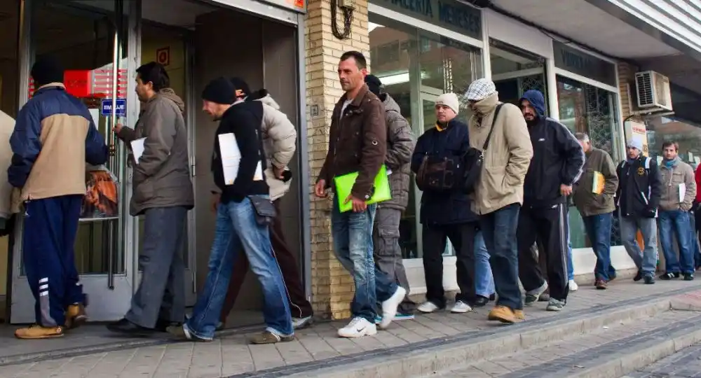 El empleo registrado perdió casi 120 mil puestos en doce meses