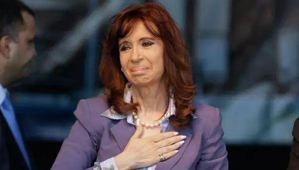 Cristina aterrizará en Buenos Aires en la noche del lunes