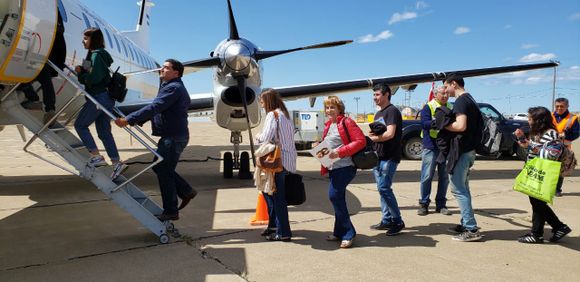 Presentan proyecto para que LADE opere vuelos entre ciudades patagónicas con baja circulación de COVID-19