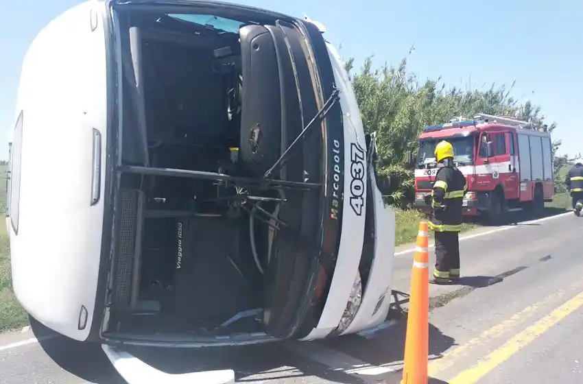 Impactante choque en la ruta 33: un micro volcado y varias personas heridas