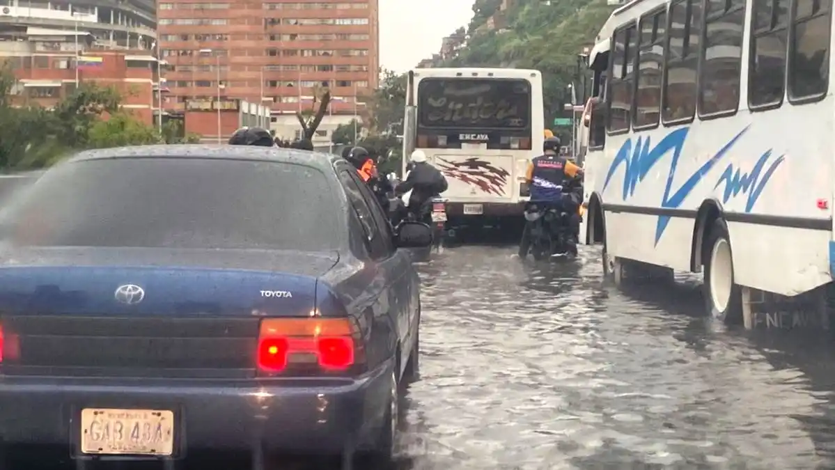 ¡CARACAS ANEGADA! Fuertes lluvias colapsaron la capital y otros estados (videos + fotos)