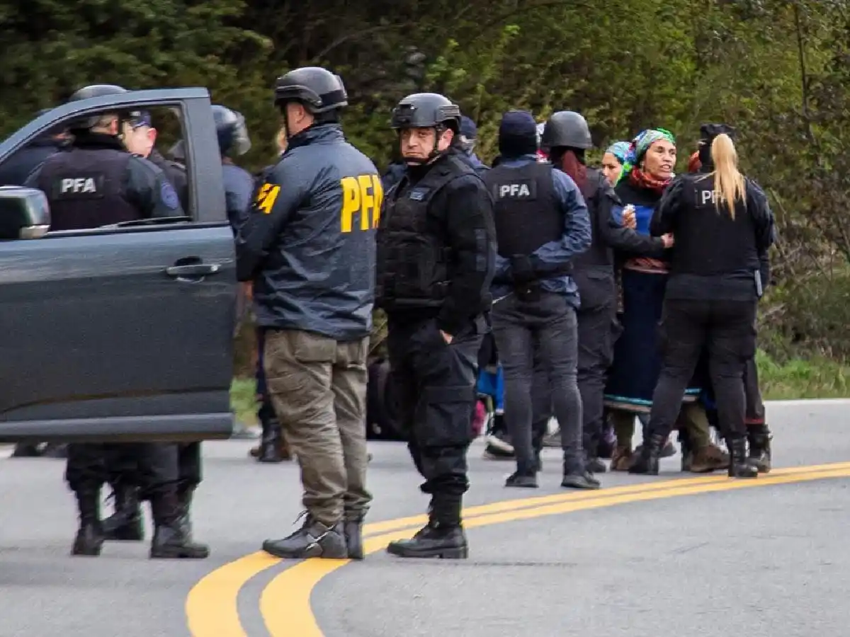 Tensión en Villa Mascardi: hay mujeres detenidas en un operativo de desalojo a mapuches